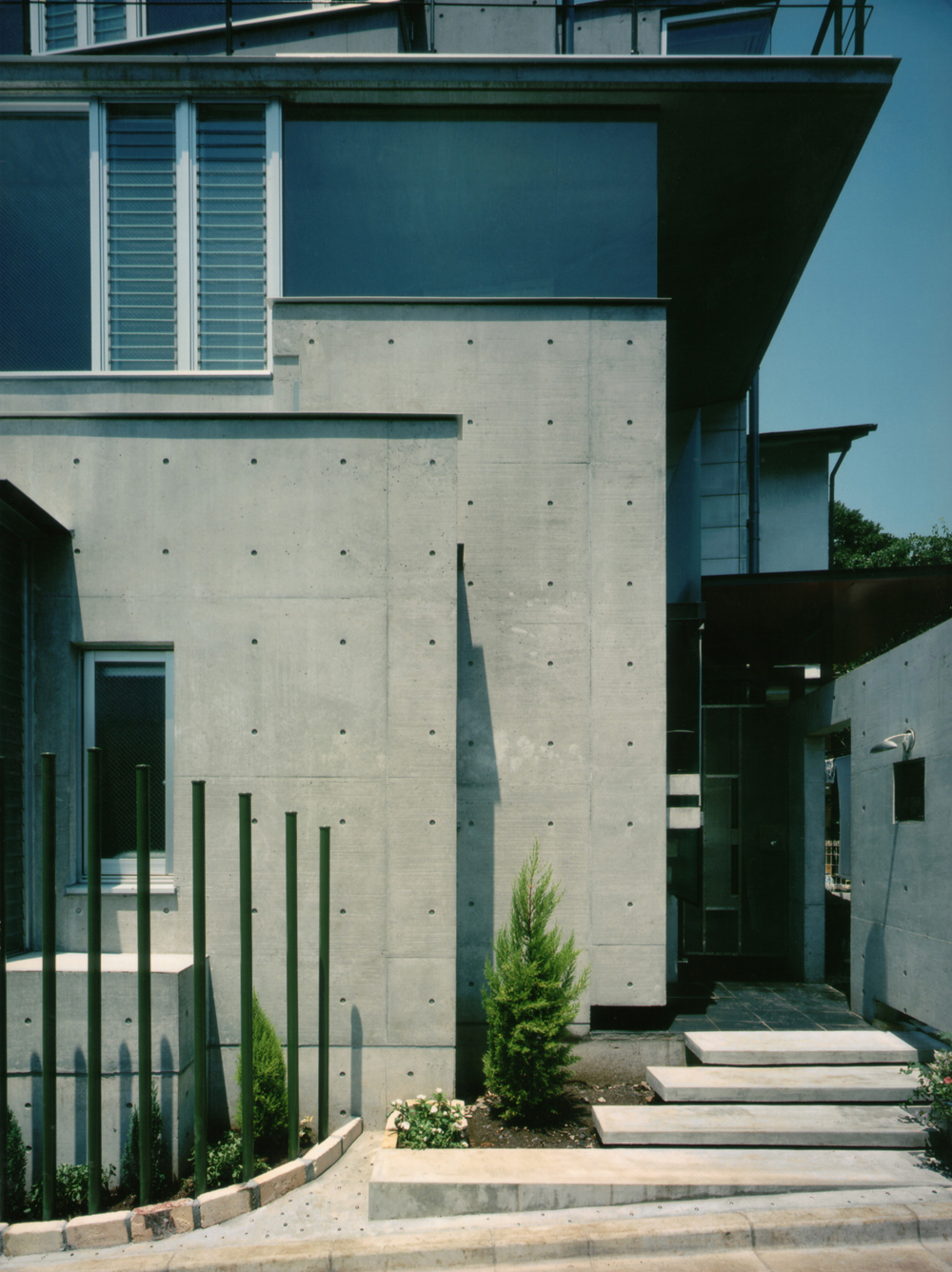 車で資材の搬入もできないような立て込んだ住宅地で50メートルものコンクリート圧送で現場打設