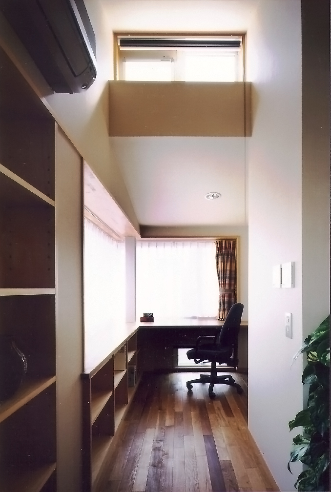 将来子ども部屋にもなる明るい書斎スペース
