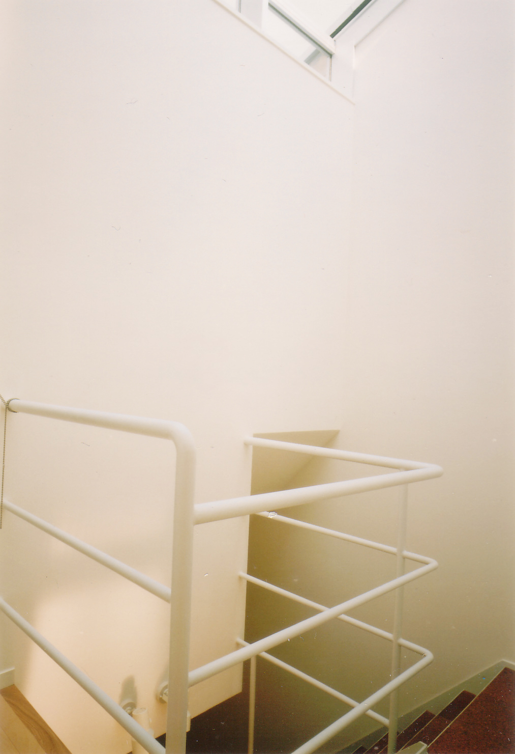 狭小敷地でもトップライトで明るい階段ホール