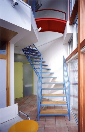 赤、青、黄の対比による設計デザイン