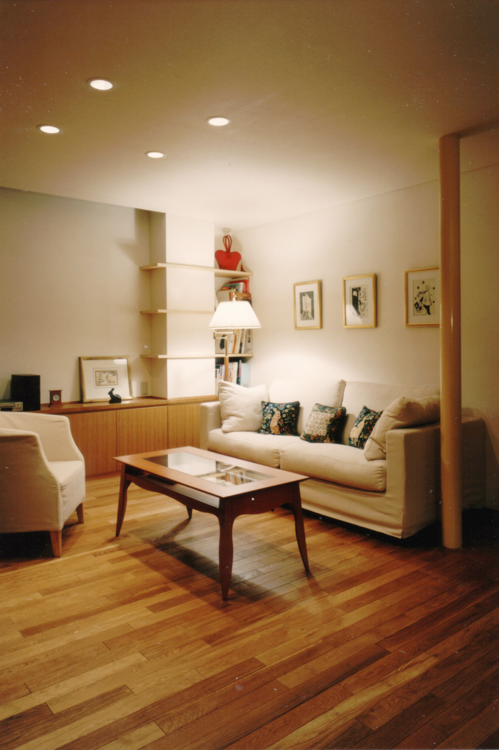 照明の明かりが落ち着いた雰囲気のリビング