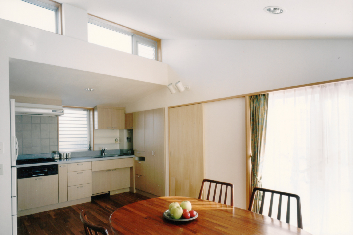 3階のハイサイド窓から夏場の熱気を逃がす重力換気