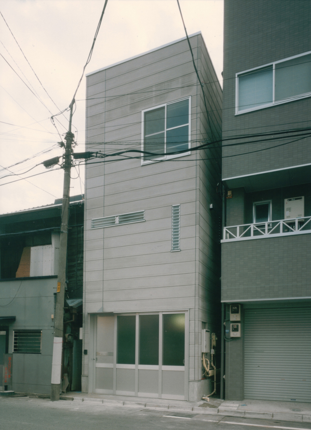間口2間のうなぎの寝床の様な狭小敷地の住宅