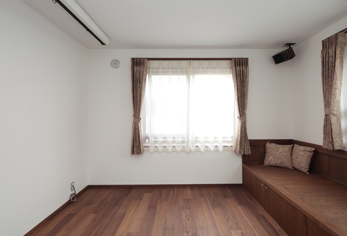 木製の造り付けベンチ