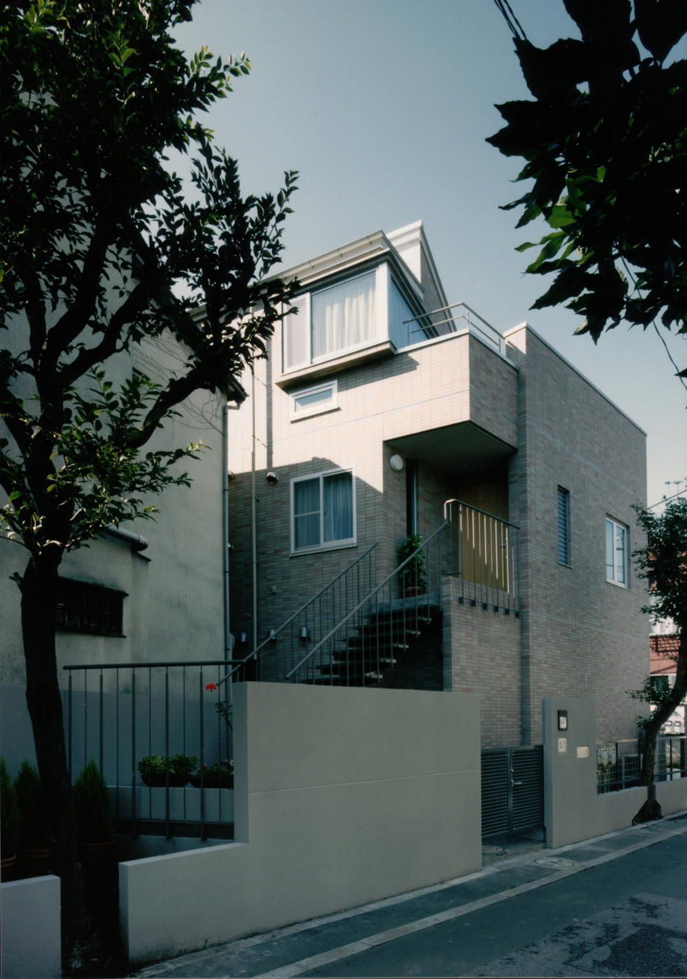 1階テナント鉄骨造3階建ての2世帯住宅