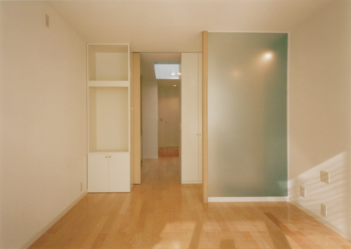 天井までの造り付けの建具やハイドアでシンプルスマートな室内