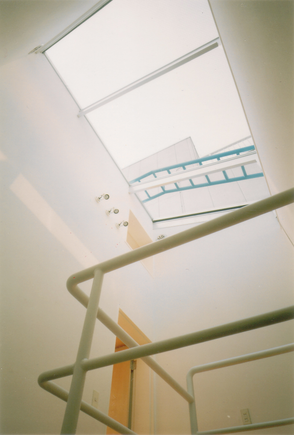 建物中央にトップライトのある階段室で明るい室内