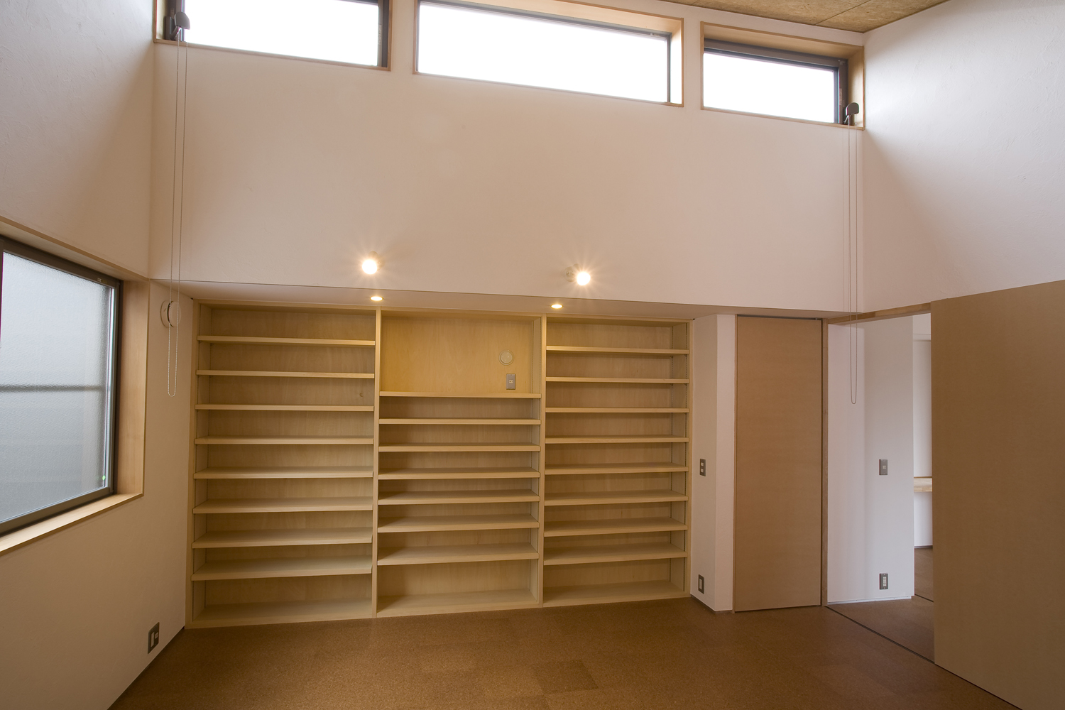 大容量の壁面収納も造り付けですっきりしたデザイン