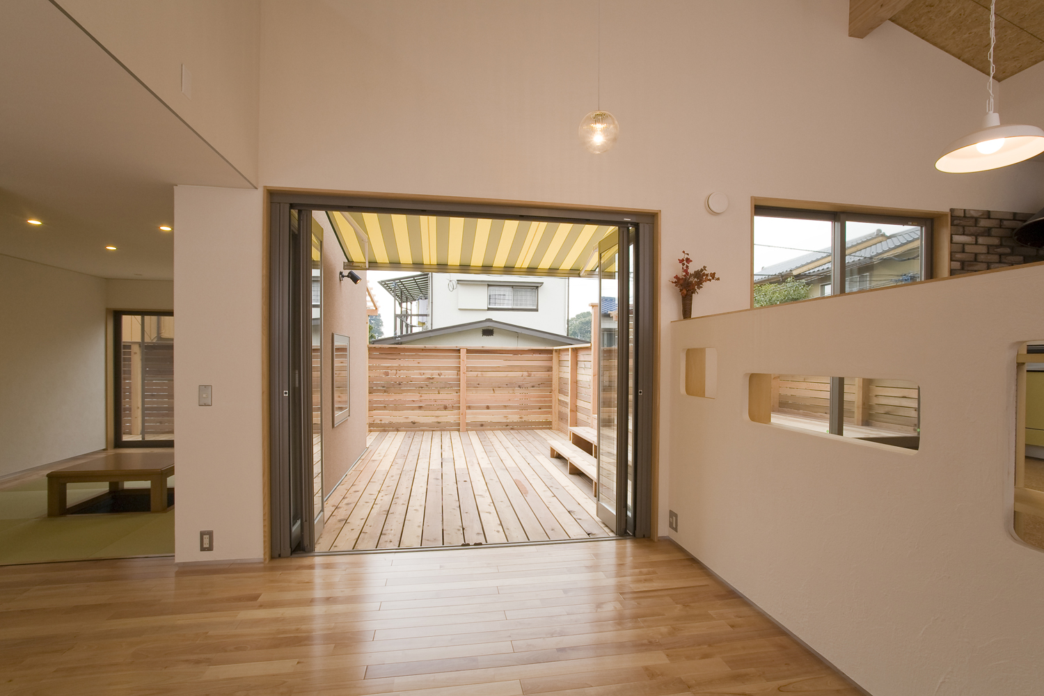 バルコニーへと続くリビングの窓は全開できる折れ戸で開放的