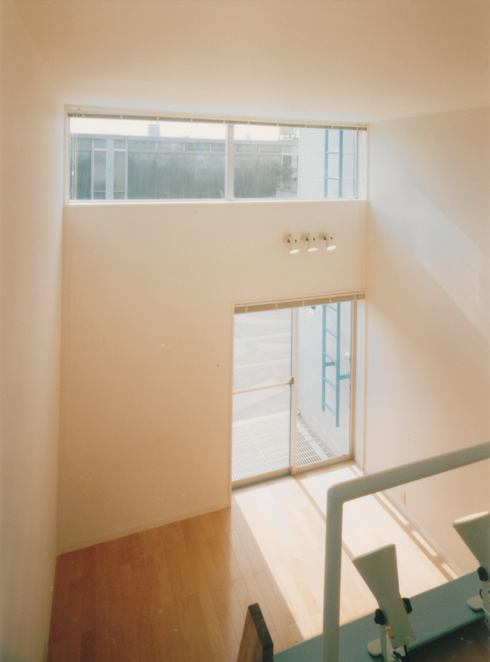 天気の良い日中は自然光で過ごせる明るい室内