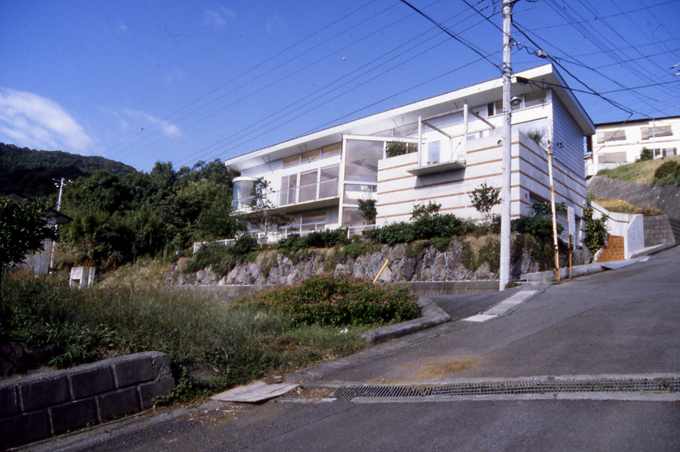 前後に3ｍ近い擁壁をもつ造成地の混構造住宅
