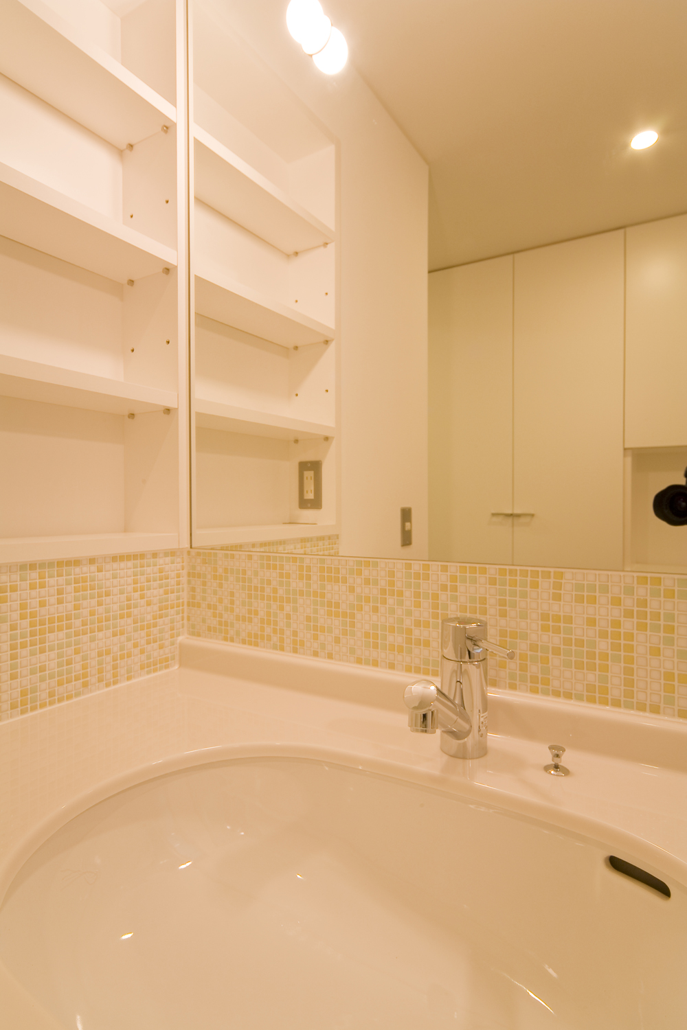 モザイクタイルが爽やかな印象の洗面スペース