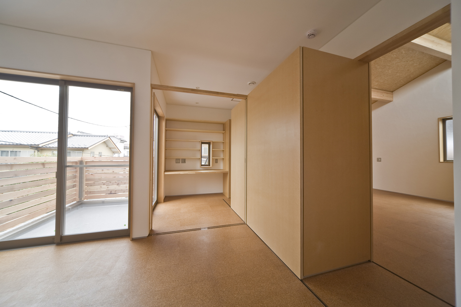 天然素材のコルク床で裸足で歩くのも心地よい