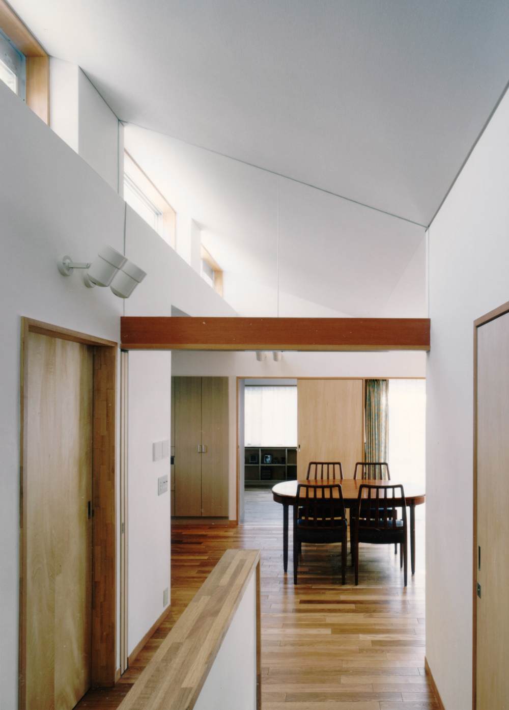 3階の高窓からは換気通風だけでなく明るい自然の光も差し込む