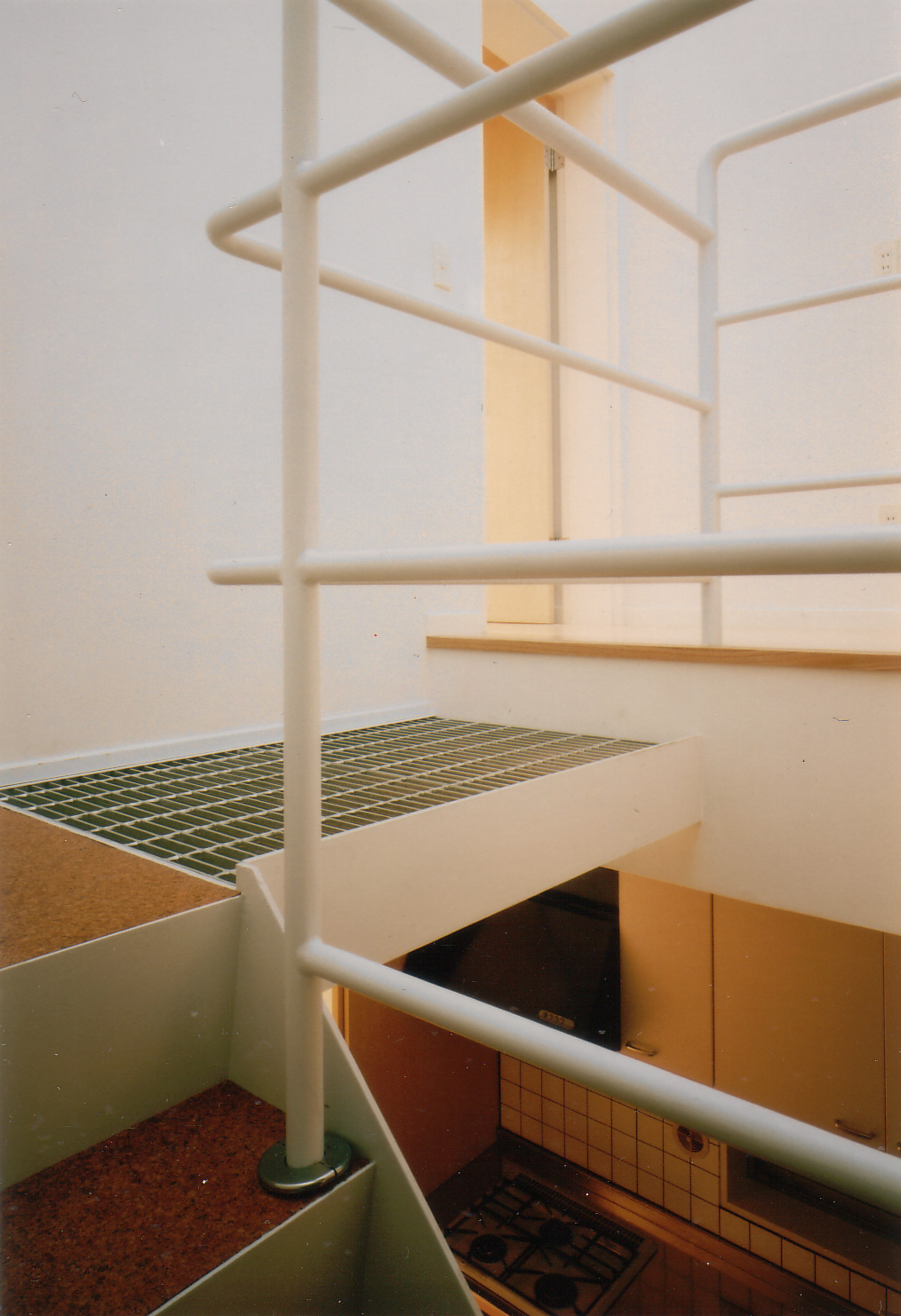 ベランダと同様に風が抜け光が通る屋内階段スペースのグレーチング