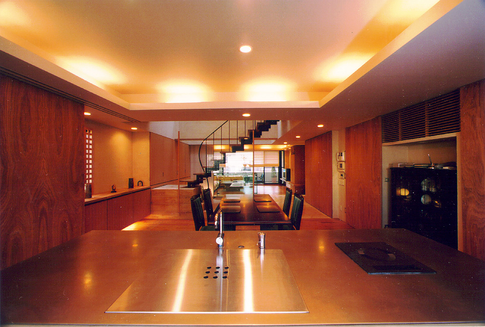 すっきりしたカウンタートップはショールームのキッチンの様