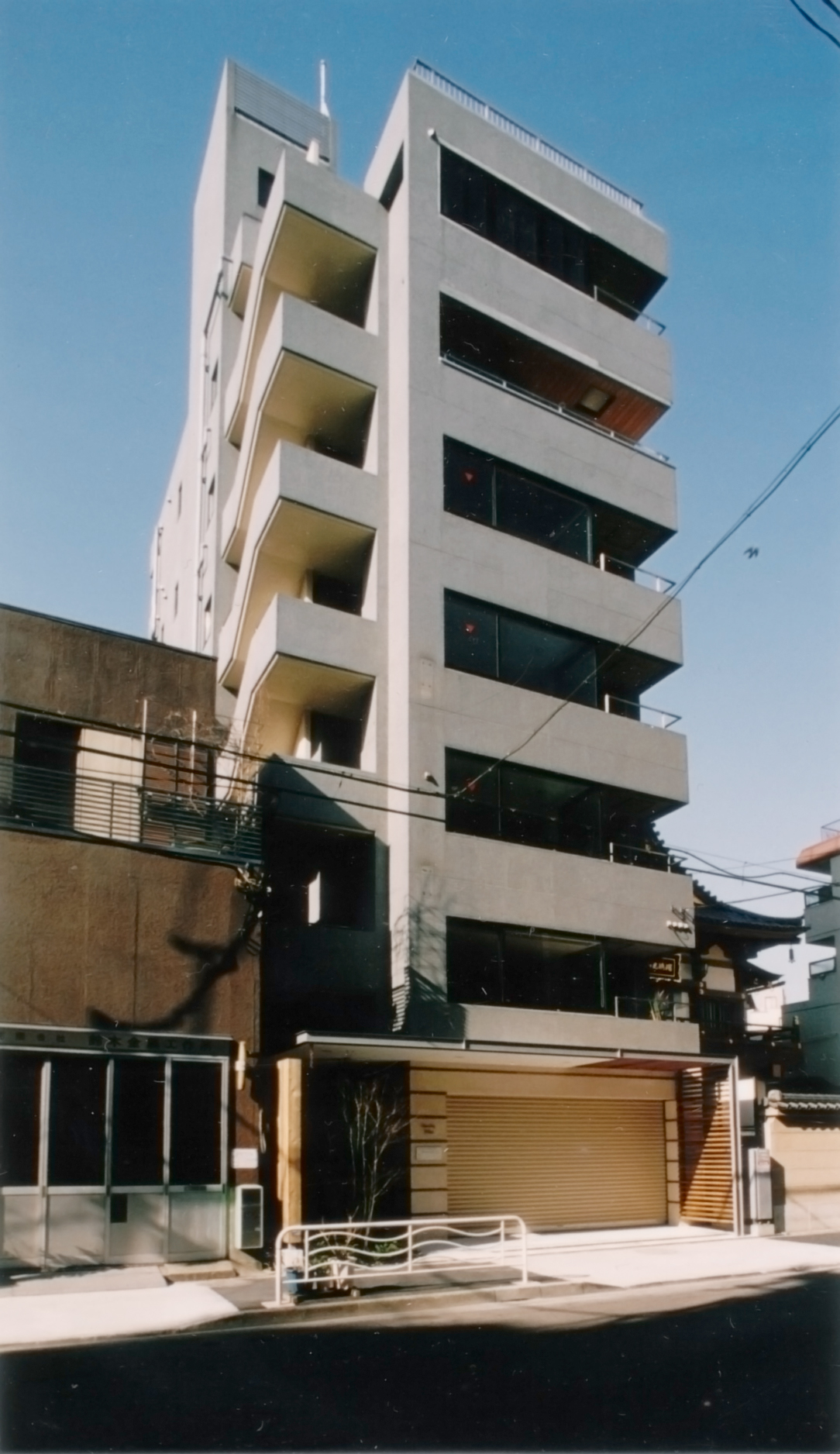 既存オフィスビルの上階を住居用にコンバージョンした住まい