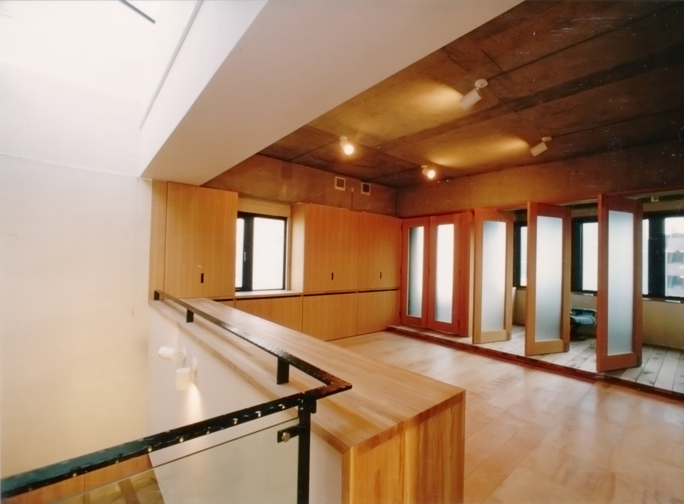 縦軸回転の窓を開けるとサンルームのようなスペース