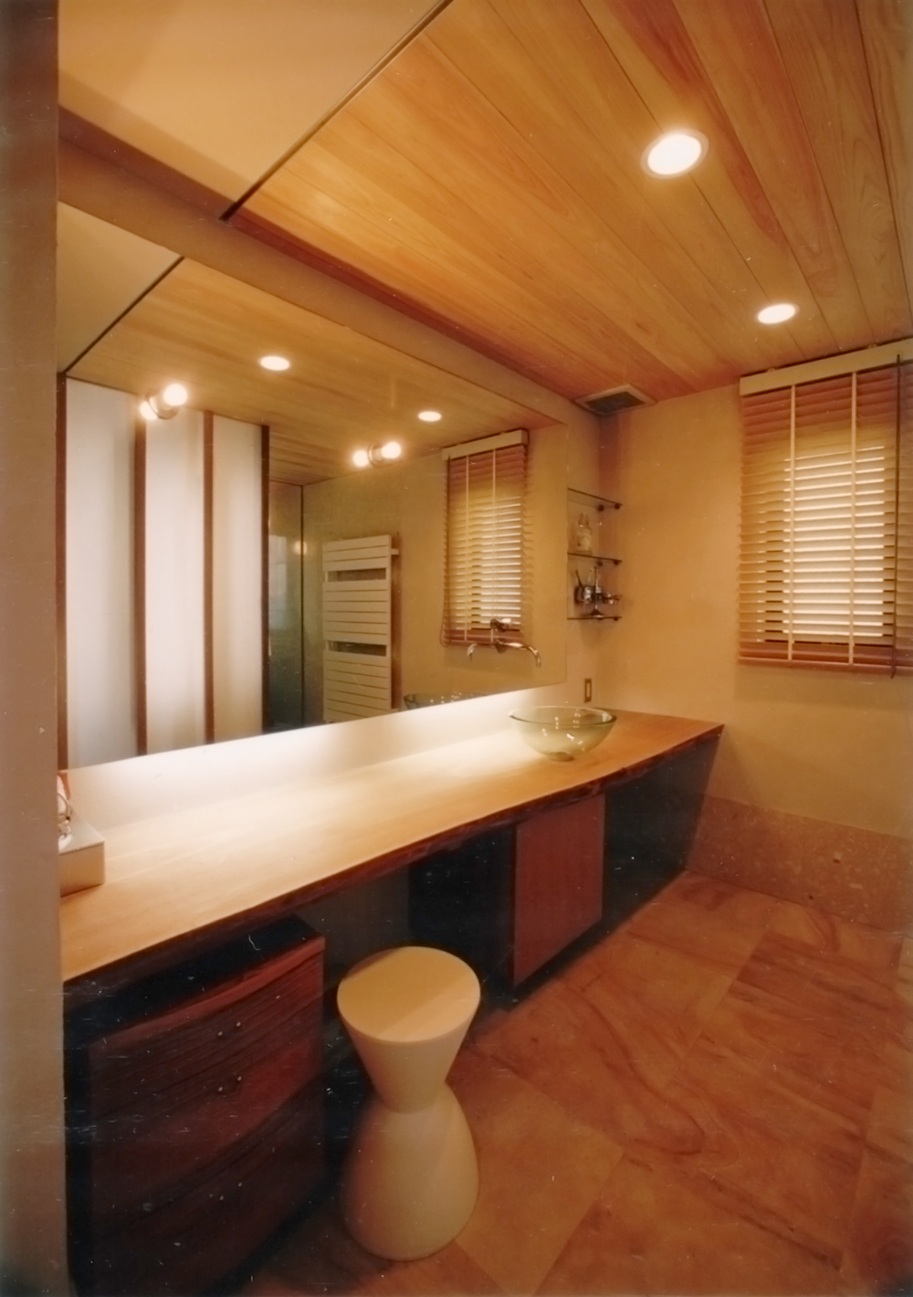 一枚板のカウンターが贅沢な洗面スペース