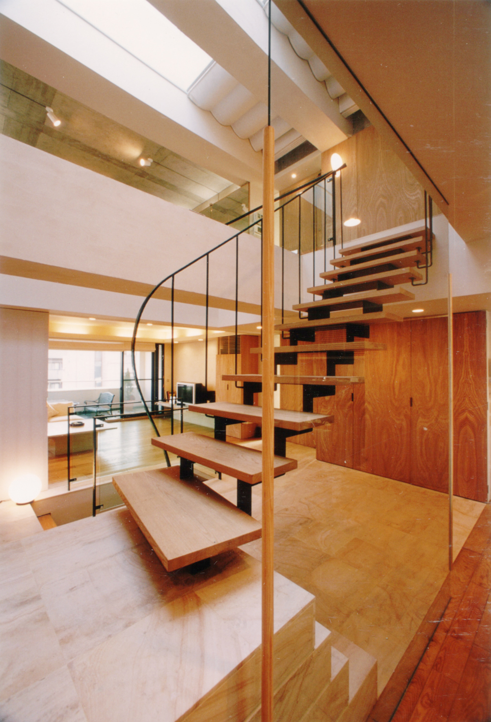 オフィスビル仕様の採光不足も最上階にトップライトを設けて階段ホールから階下まで明るい室内