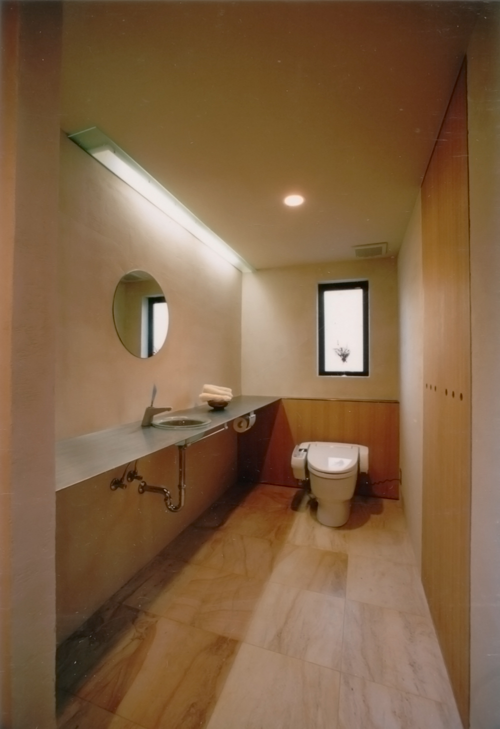 珪藻土と木のナチュラルな雰囲気が気持ち良いトイレスペース