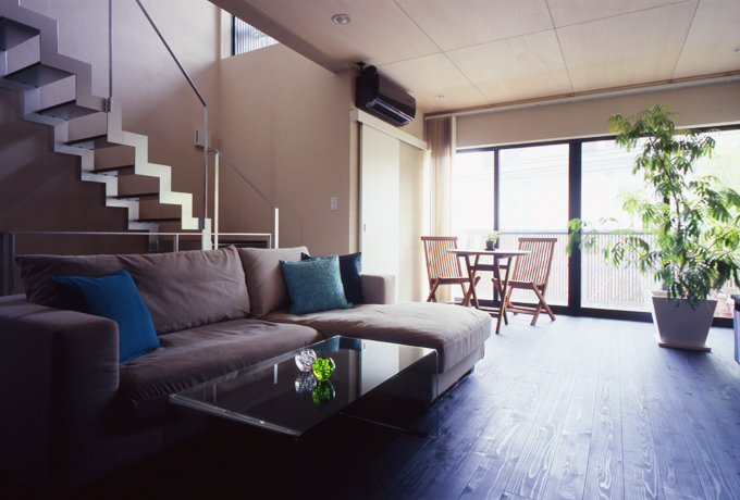 リビングと連続するデッキテラス（バルコニー）