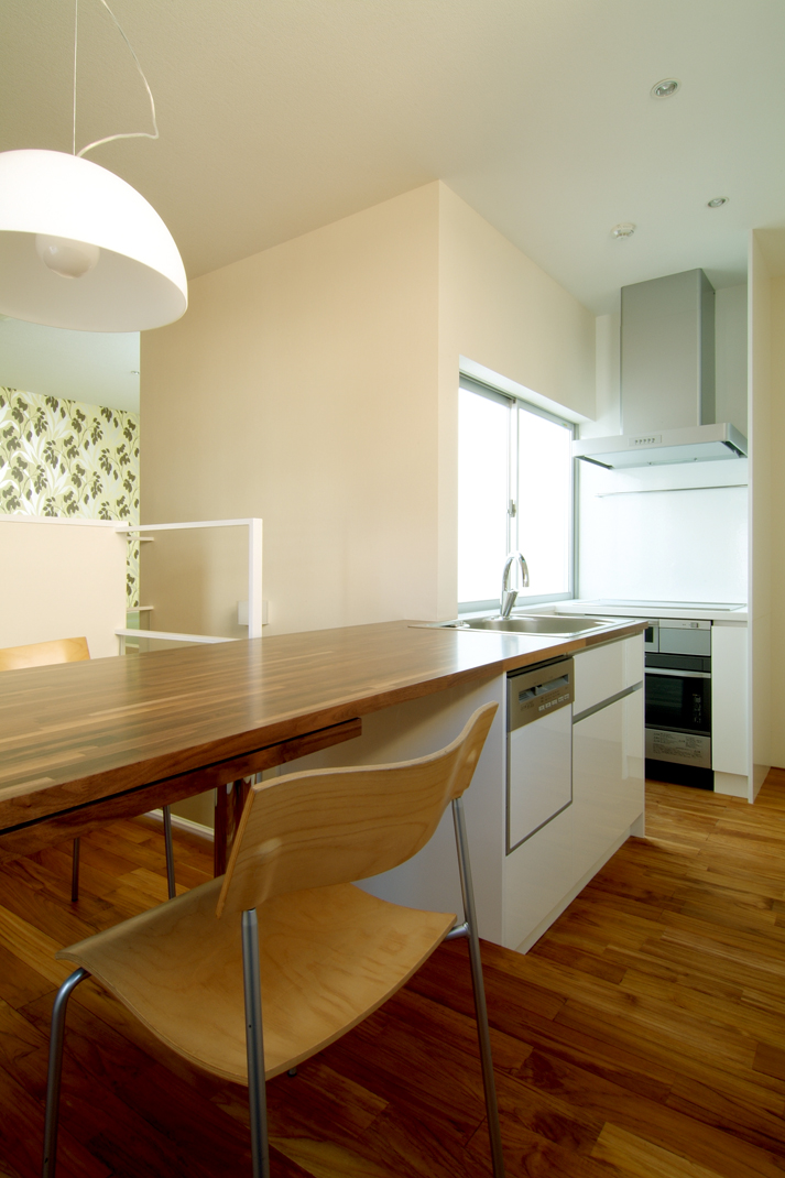 窓から光が空間に広がりをもたらす、コンパクトなキッチン