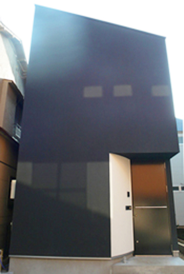 敢えて窓を設けない黒くシンプルな外観