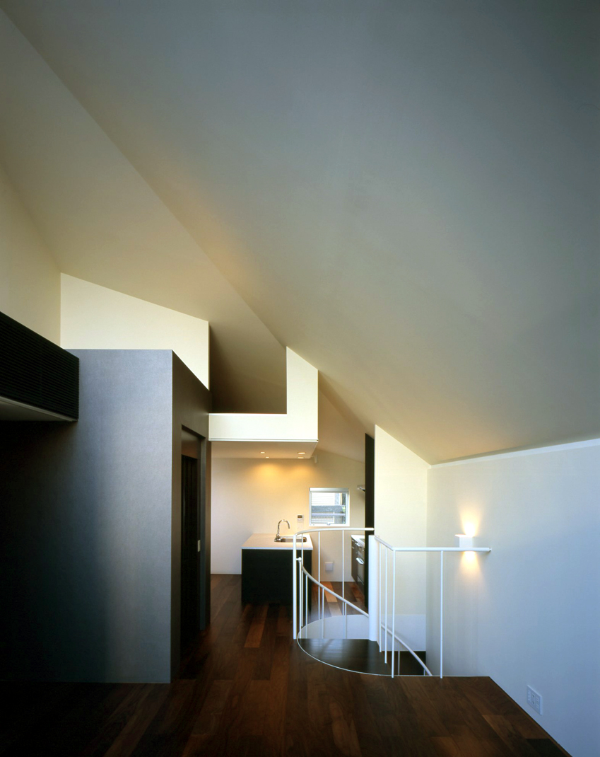 螺旋階段とホームエレベータで空間を隔てる