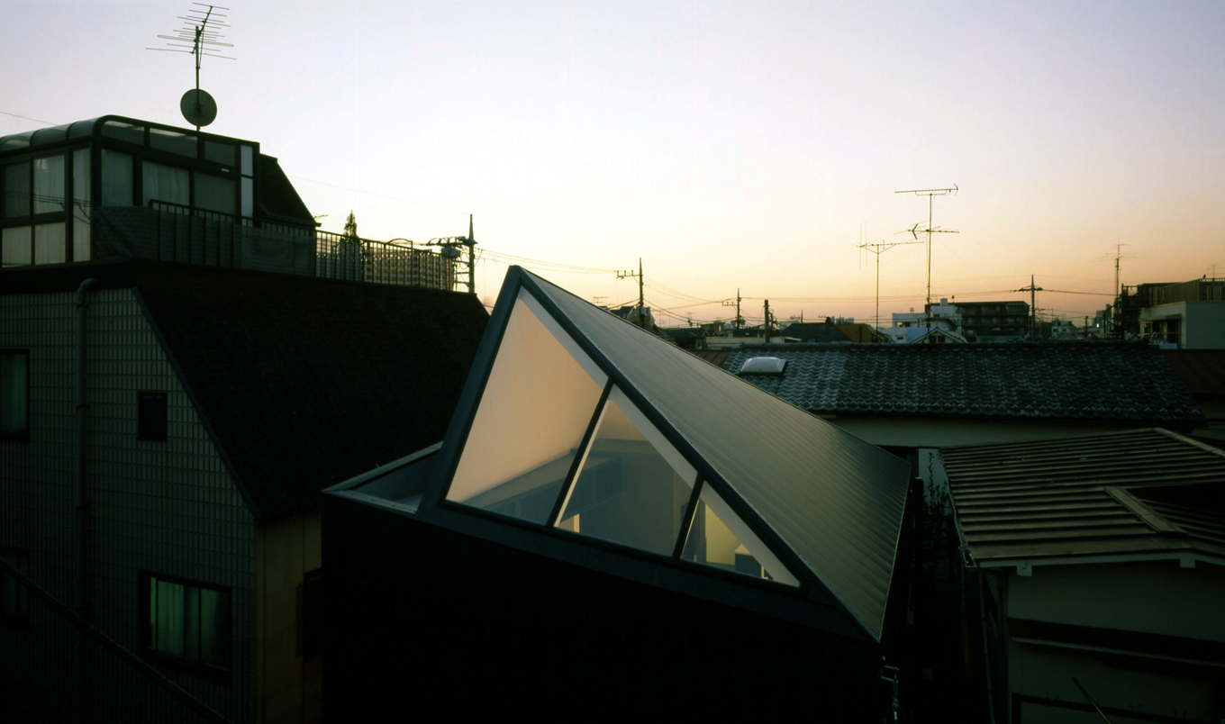 住宅街の中に浮かび上がるトップライト
