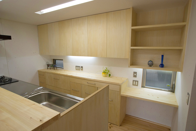 使う人に合わせて引出の大きさまで考えてつくられたキッチン