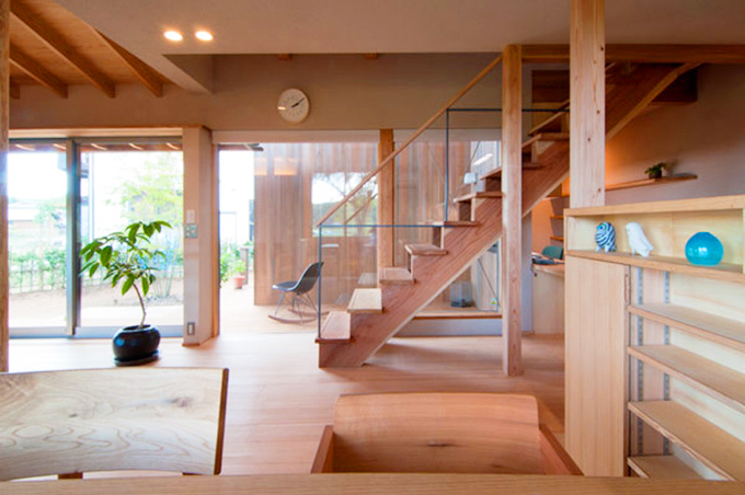 階段越しに中庭をのぞめる家族室