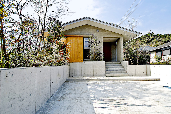 軒の深いシンプルな屋根の正面外観 Fevecasa フェブカーサ