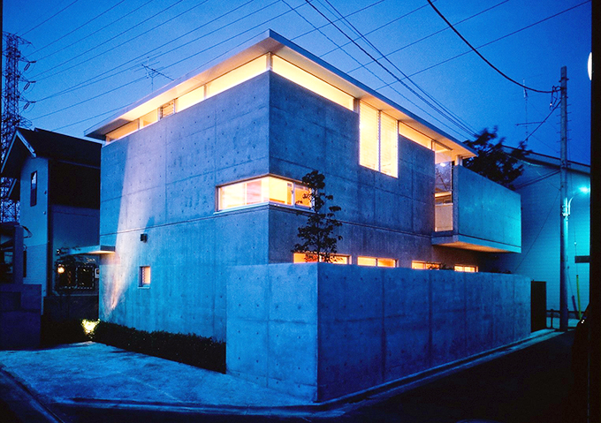 コンクリート打ち放しの堅牢でシンプルな外観