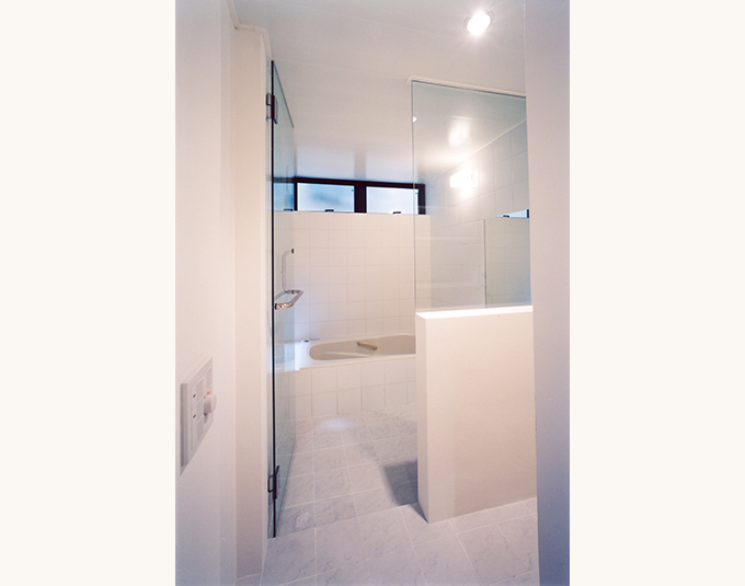 ガラスドアのスタイリッシュな浴室