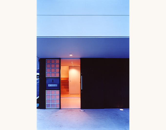 シックなエントランスが出迎える玄関