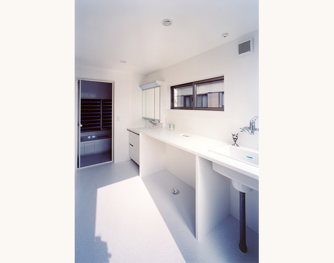 白を基調とした清潔感のある洗面室
