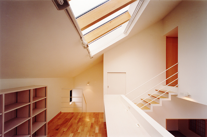 天窓からの光が注ぐ書斎