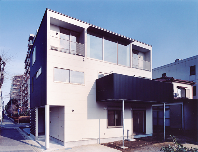 開口部が並ぶ直線的な外観