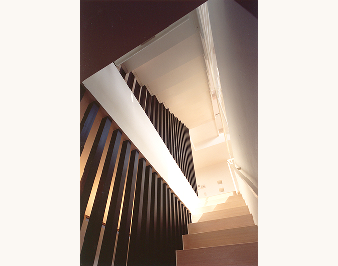 スリットの光が差し込む明るい階段