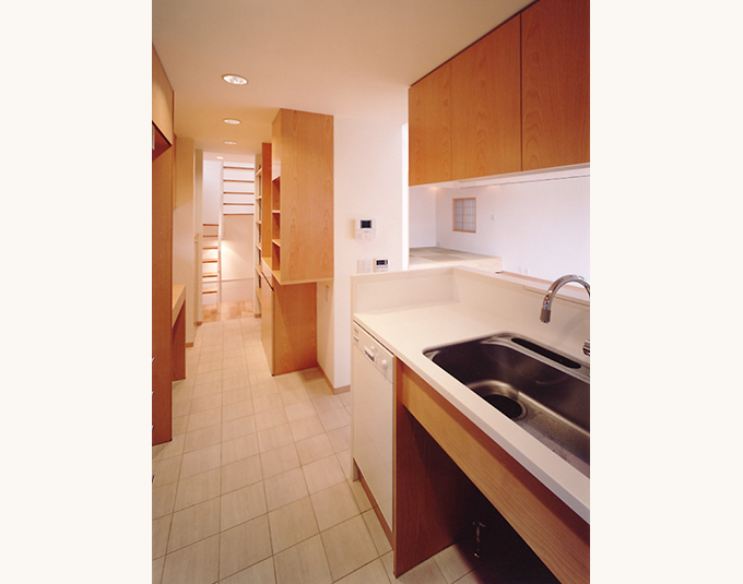 タイル床のすっきりしたキッチン