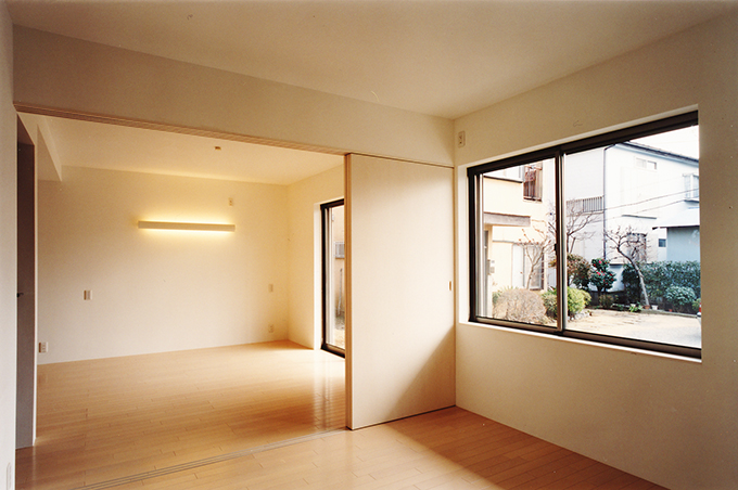 中庭に面した落ち着ける寝室スペース