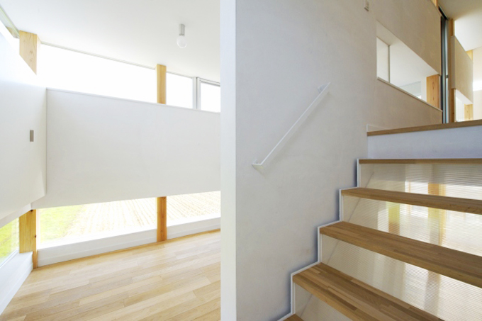 スキップフロアと目線が抜ける壁