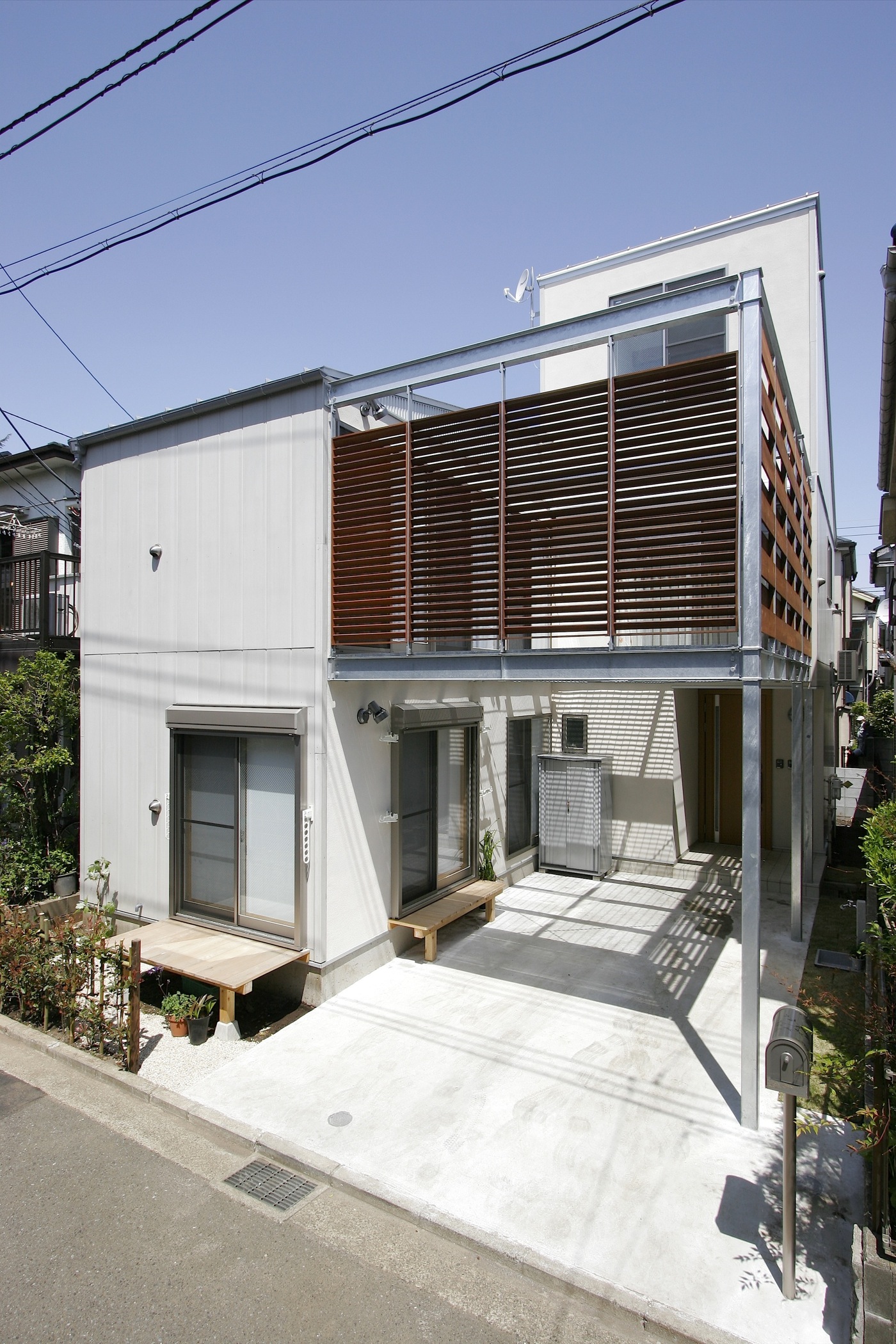 鉄と木の格子をアクセントにした外観