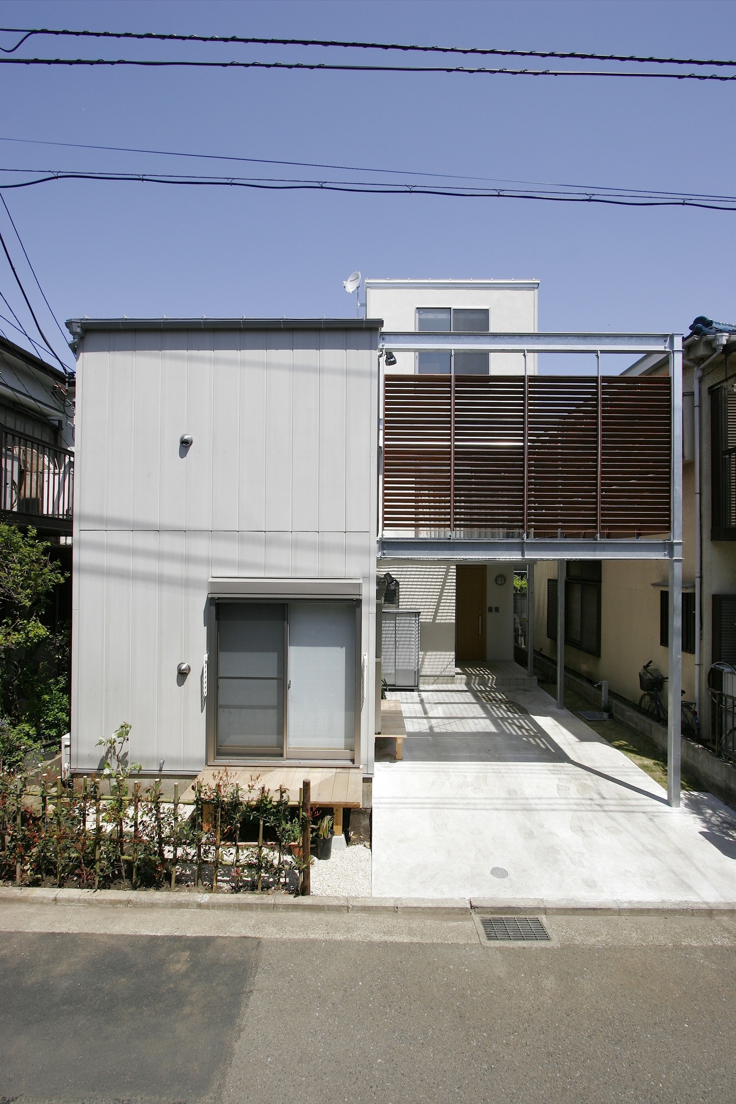 住宅密集地の中のシンプルな外観