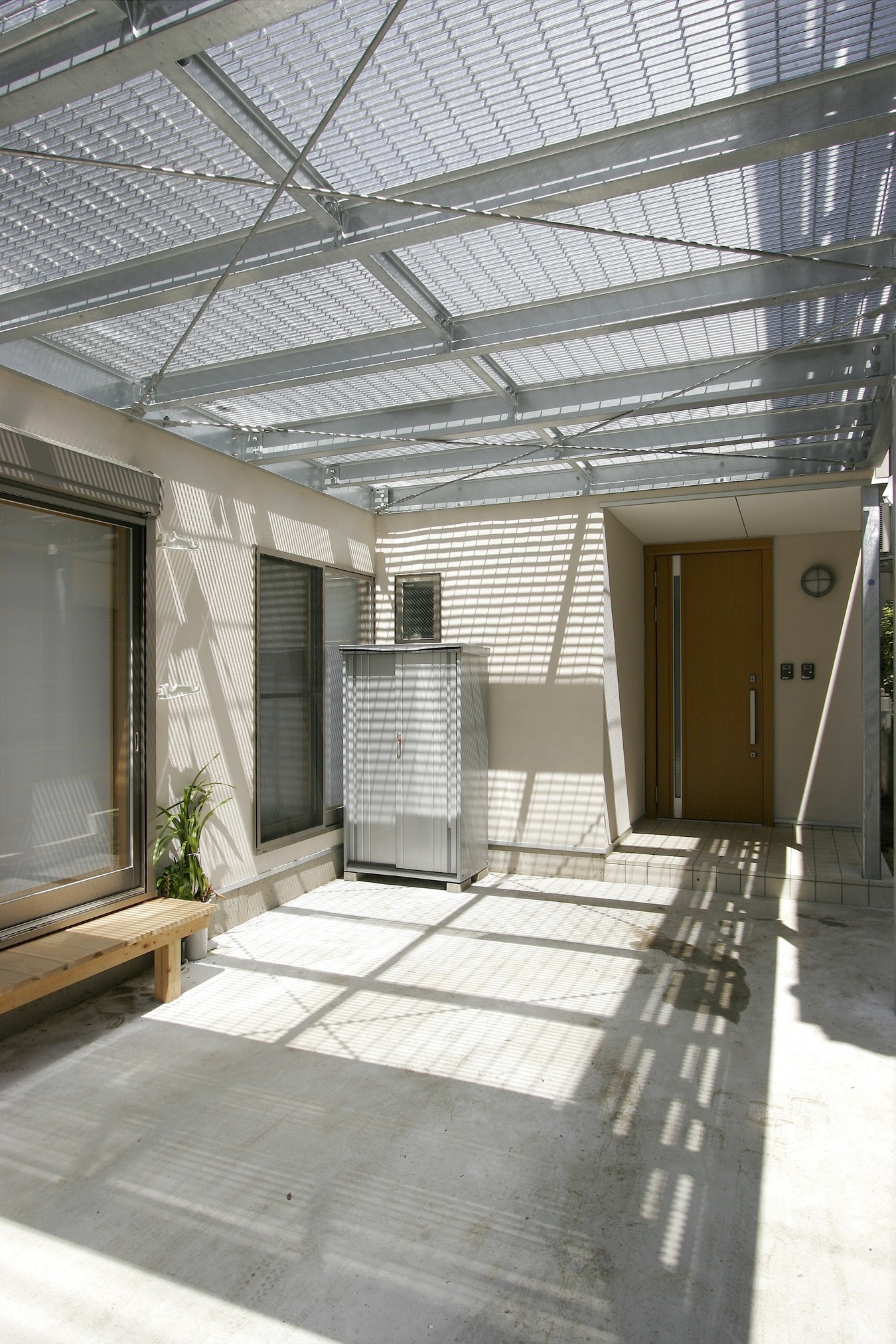 駐車スペースに架かる 透明の屋根 Fevecasa フェブカーサ