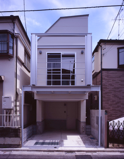 道路に開く外観