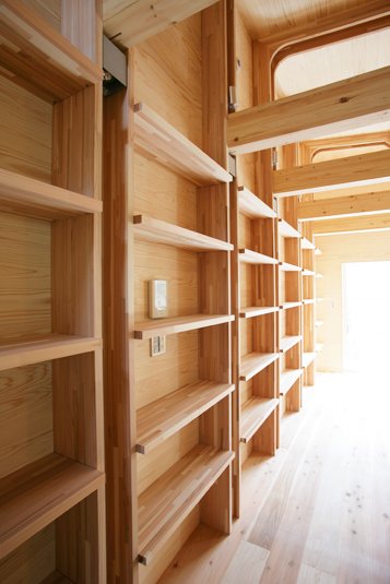 壁面いっぱいの可動棚