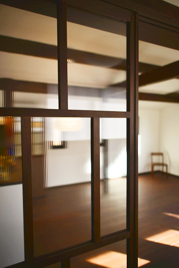 レトロな雰囲気のガラス戸