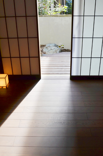和室から続くデッキ